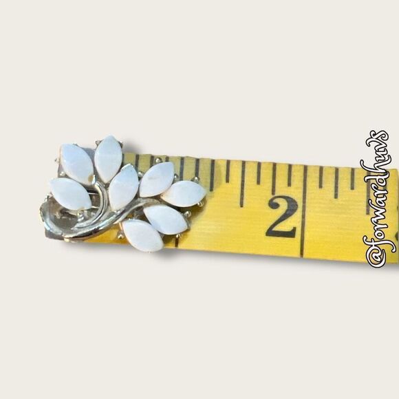 Silver-Tone Non-Pierced Earrings – Timeless Vintage Elegance - Picture 6 of 7